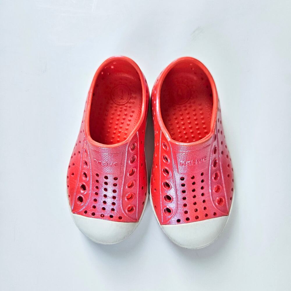 Native Jefferson Iridescent Pink Sneakers Size C6 Water Shoes Sandals
